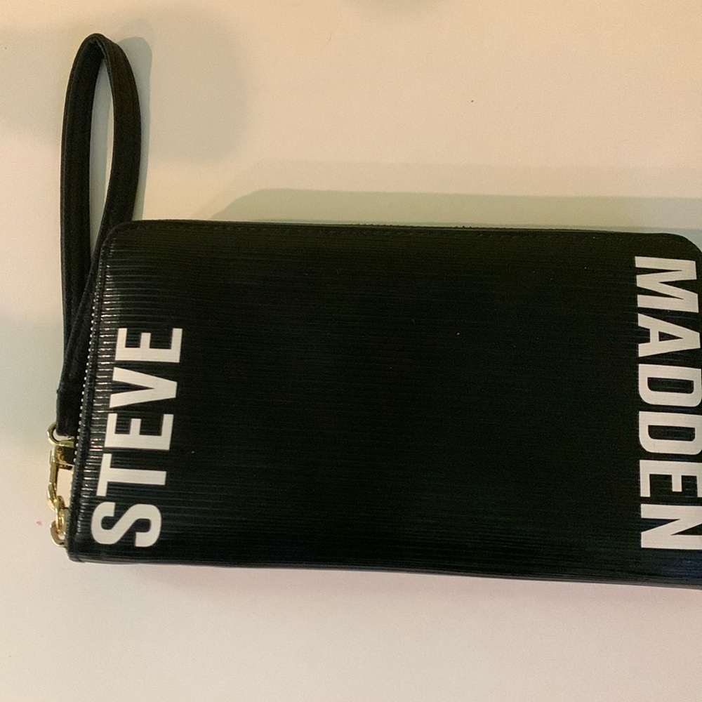 Steve Madden zip around wallet wristlet